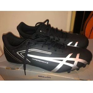 ASIC’s men’s Hypersprint 5 black/silver track shoe